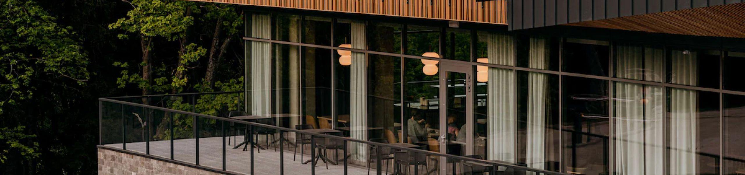 Radisson Szklarska Poręba w otoczeniu zieleni i lasu