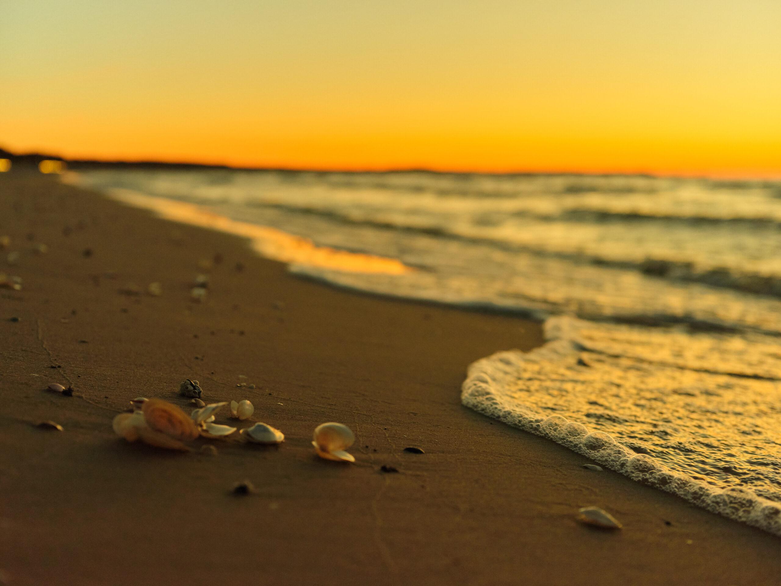 plaża w Świnoujściu przy zachodnie słońca