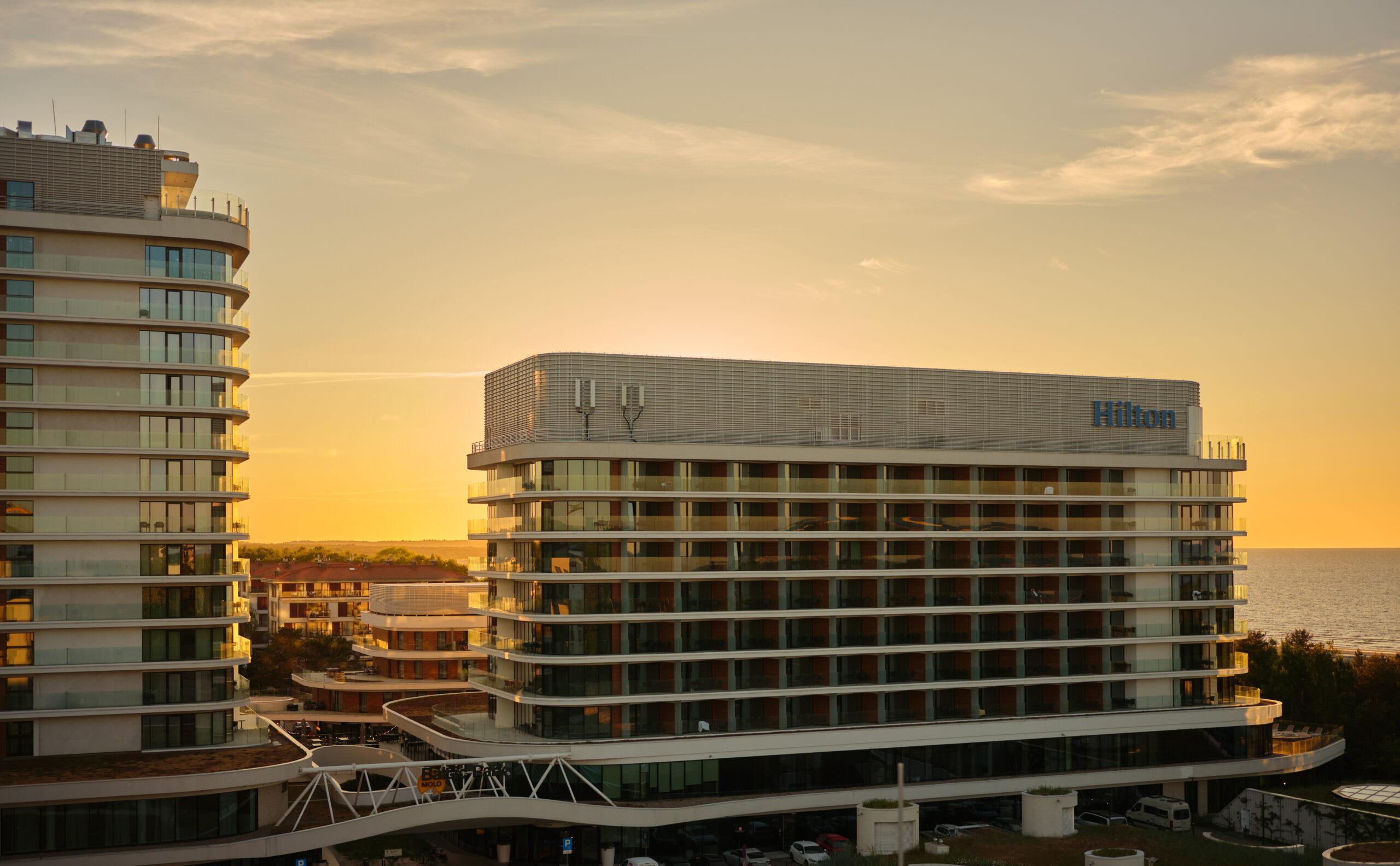 Widok na kompleks Baltic Park Molo w Świnoujściu z lotu ptaka przy zachodnie słońca