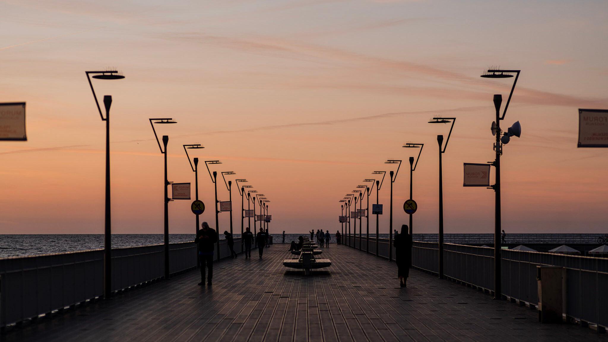 Kołobrzeg - molo przy zachodzie słońca